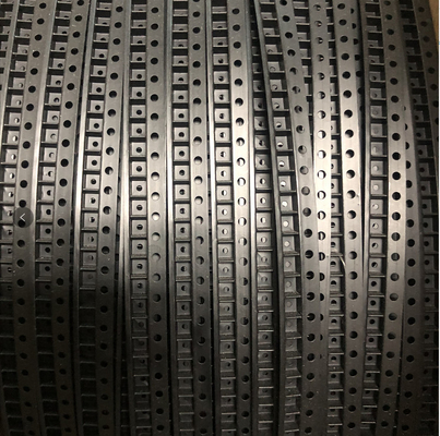 4mm ピッチエボスドキャリアテープと1年の有効期限とロールを提供することができます